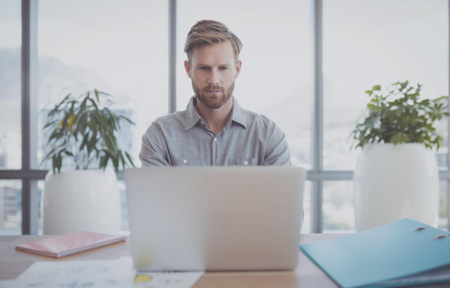 Formateur expliquant une stratégie de référencement